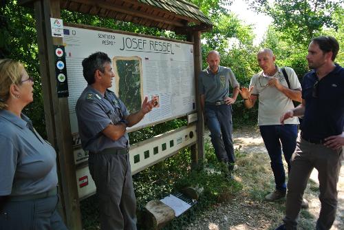 Diego Masiello (coordinatore Centro didattico naturalistico Basovizza) e Cristiano Shaurli (assessore regionale Risorse agricole e forestali) all’inizio del sentiero “Josef Ressel”  - Trieste, Basovizza 04/08/2015